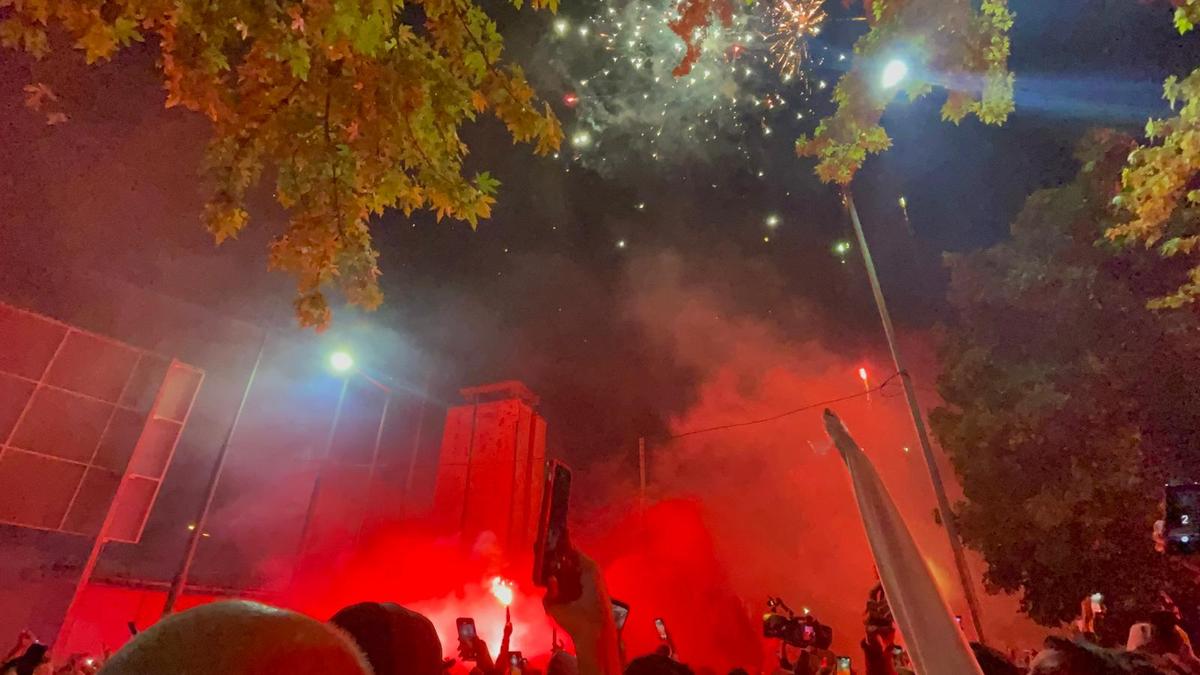 „Revelion” alb-roșu » Imagini de colecție: fanii lui Dinamo au însoțit autocarul până la București! Sărbătoare alături de jucători + cine a fost inamicul #1