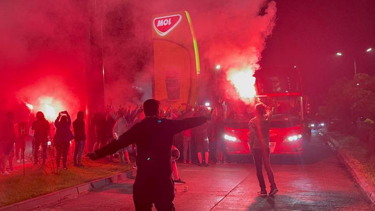 Ultrașii au oprit autocarul lui Dinamo în drumul spre București pentru a sărbători promovarea