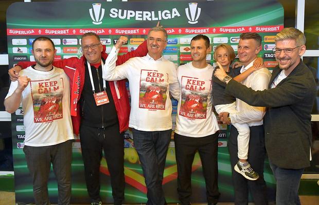 Câți bani și-a asigurat Dinamo din drepturile TV după promovare : „Dispar într-o secundă” + Pe ce posturi vor „câinii” să aducă întăriri