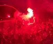 Amzar, cu torța aprinsă, purtat pe umeri de fani