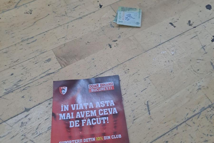 Cum au celebrat fanii „câinilor” care au urmărit meciul din sala Dinamo » Marius Niculae a venit cu un tricou cu chipul lui Cătălin Hîldan