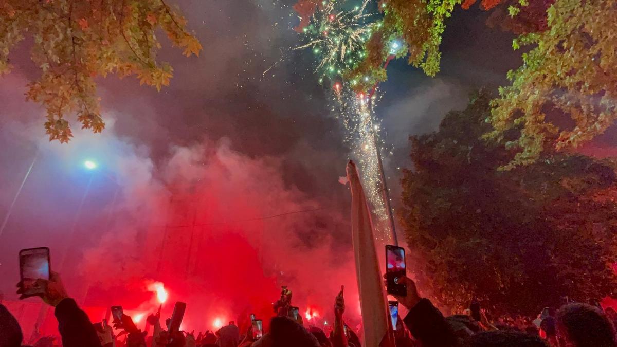 „Revelion” alb-roșu » Imagini de colecție: fanii lui Dinamo au însoțit autocarul până la București! Sărbătoare alături de jucători + cine a fost inamicul #1