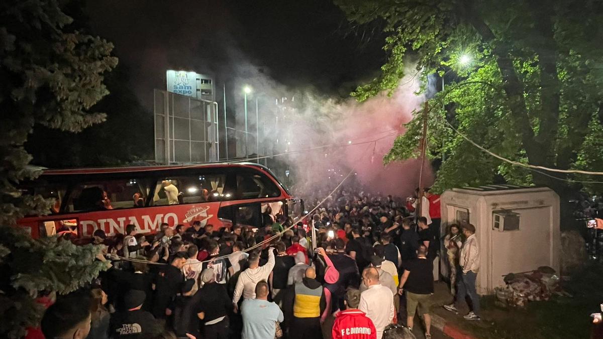 „Revelion” alb-roșu » Imagini de colecție: fanii lui Dinamo au însoțit autocarul până la București! Sărbătoare alături de jucători + cine a fost inamicul #1