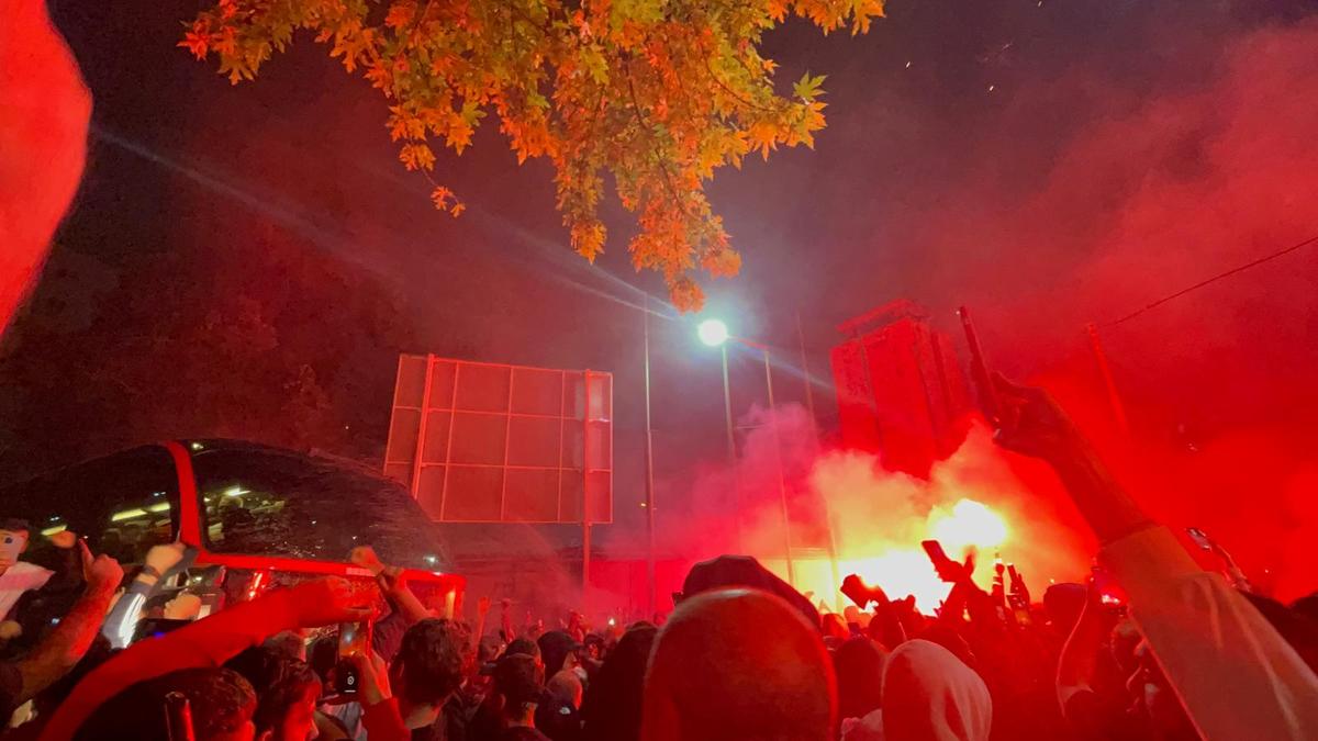 „Revelion” alb-roșu » Imagini de colecție: fanii lui Dinamo au însoțit autocarul până la București! Sărbătoare alături de jucători + cine a fost inamicul #1