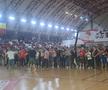 Fanii „câinilor” urmăresc FC Argeș - Dinamo în sala din Ștefan cel Mare