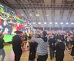 Fanii „câinilor” urmăresc FC Argeș - Dinamo în sala din Ștefan cel Mare