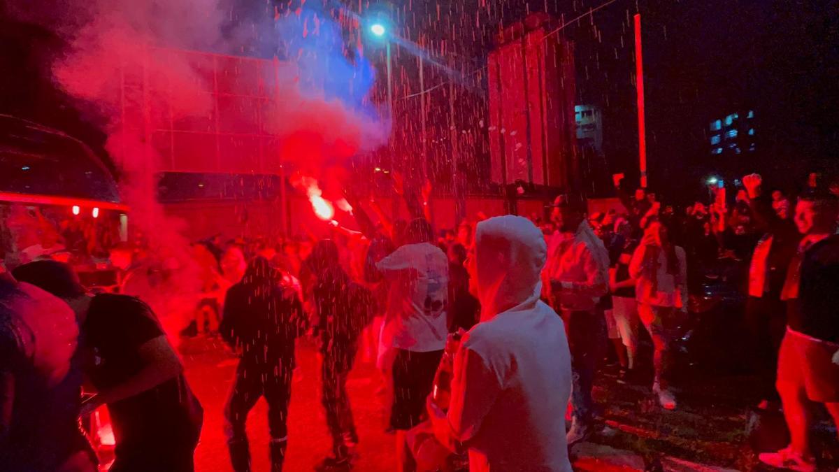 „Revelion” alb-roșu » Imagini de colecție: fanii lui Dinamo au însoțit autocarul până la București! Sărbătoare alături de jucători + cine a fost inamicul #1