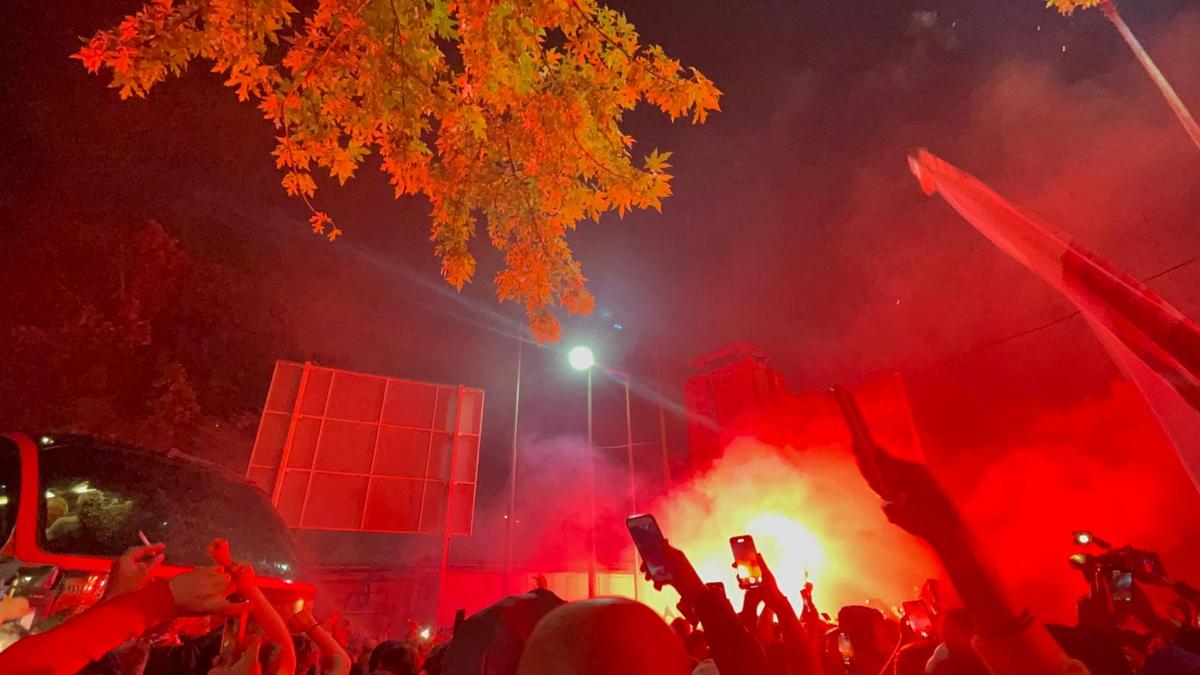 „Revelion” alb-roșu » Imagini de colecție: fanii lui Dinamo au însoțit autocarul până la București! Sărbătoare alături de jucători + cine a fost inamicul #1