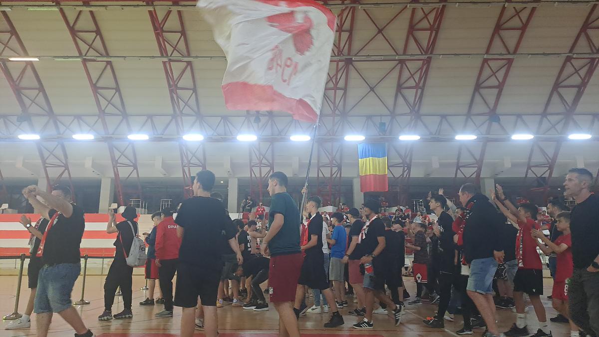 Fanii „câinilor” urmăresc FC Argeș - Dinamo în sala din Ștefan cel Mare