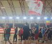 Fanii „câinilor” urmăresc FC Argeș - Dinamo în sala din Ștefan cel Mare