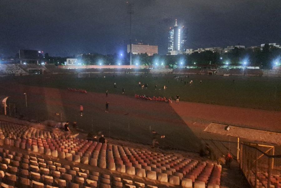 Cum au celebrat fanii „câinilor” care au urmărit meciul din sala Dinamo » Marius Niculae a venit cu un tricou cu chipul lui Cătălin Hîldan