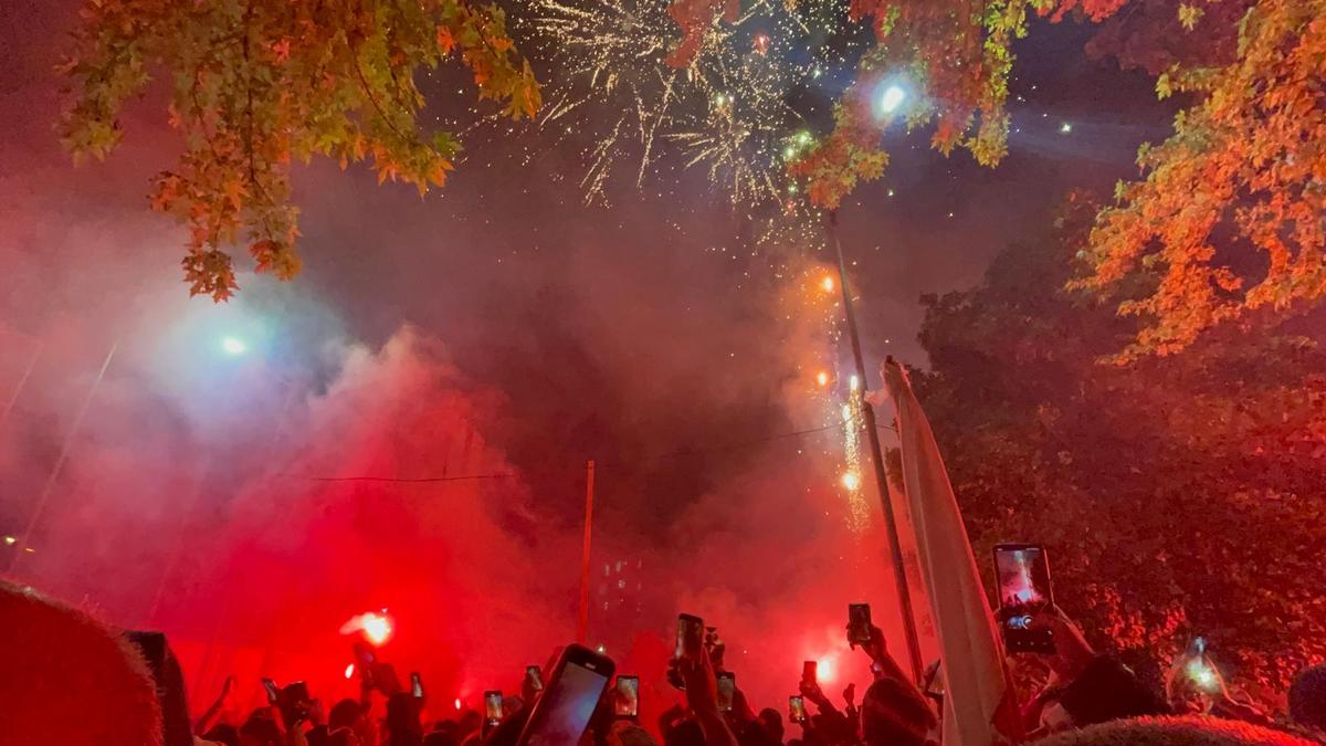 „Revelion” alb-roșu » Imagini de colecție: fanii lui Dinamo au însoțit autocarul până la București! Sărbătoare alături de jucători + cine a fost inamicul #1