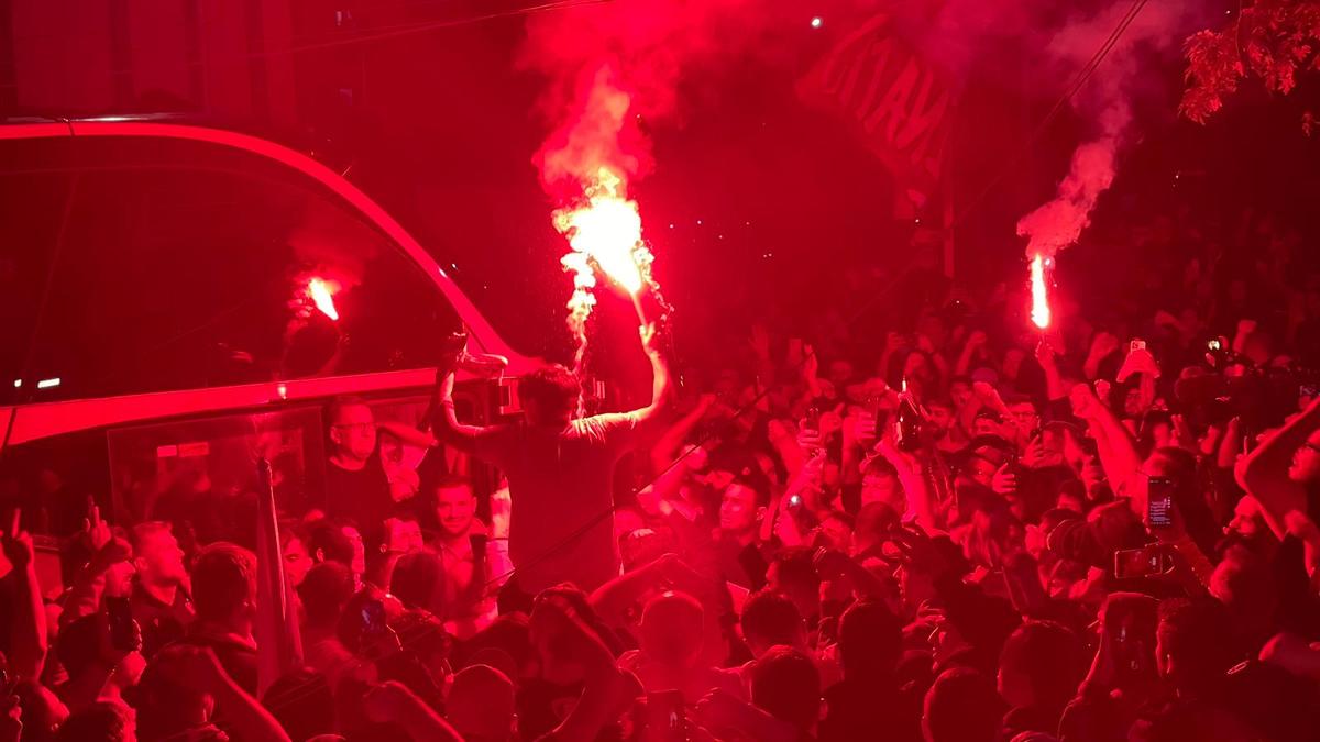 „Revelion” alb-roșu » Imagini de colecție: fanii lui Dinamo au însoțit autocarul până la București! Sărbătoare alături de jucători + cine a fost inamicul #1