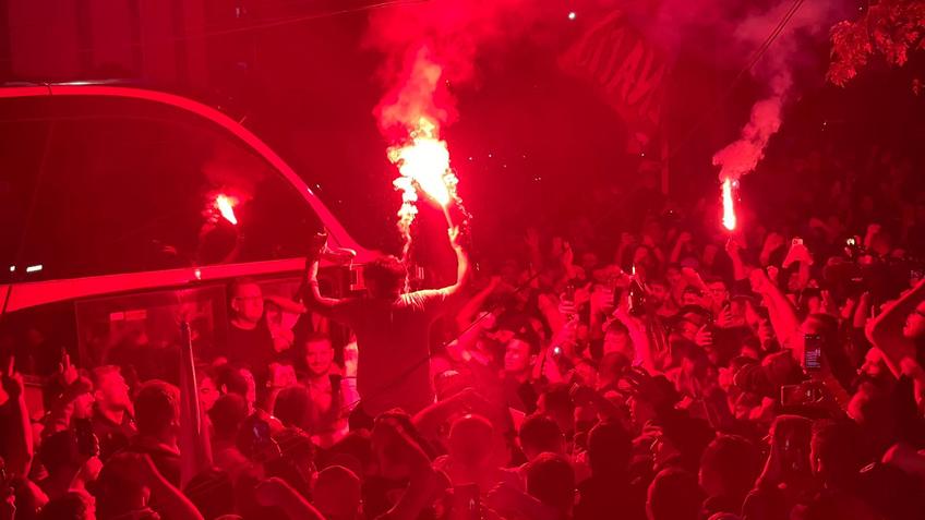 Dinamo e pregătită să petreacă 3 zile și 3 nopți după revenirea în Liga 1. Delegația alb-roșie a fost oprită de fani în drumul spre București.