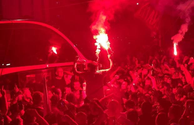 „Revelion” alb-roșu » Imagini de colecție: fanii lui Dinamo au însoțit autocarul până la București! Sărbătoare alături de jucători + cine a fost inamicul #1