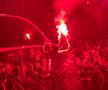 Amzar, cu torța aprinsă, purtat pe umeri de fani