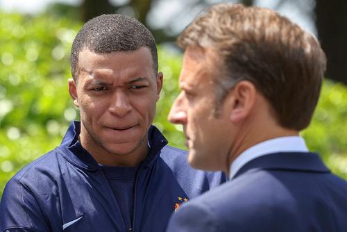 Kylian Mbappe, alături de președintele Franței, Emmanuel Macron, în momentul vizitei oficialului în cantonamentul Franței // foto: Imago Images