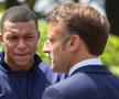Kylian Mbappe, alături de președintele Franței, Emmanuel Macron, în momentul vizitei oficialului în cantonamentul Franței // foto: Imago Images