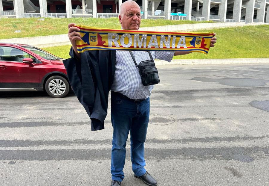 Iosif Olah, președintele AJF Covasna, face reclamă unui fular dedicat echipei naționale a României Momente amuzante la Adunarea Generală a FRF: un președinte face concurență Federației! Cu ce a venit să facă reclamă