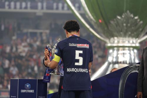Marquinhos a ridicat deasupra capului și Cupa Franței în sezonul trecut, dar trofeele interne nu-l mulțumesc pe patronul din Qatar / Foto: Imago