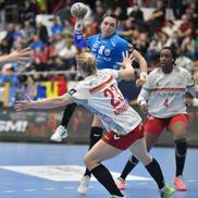 Cristina Neagu în duel cu apărarea celor de la Bietigheim