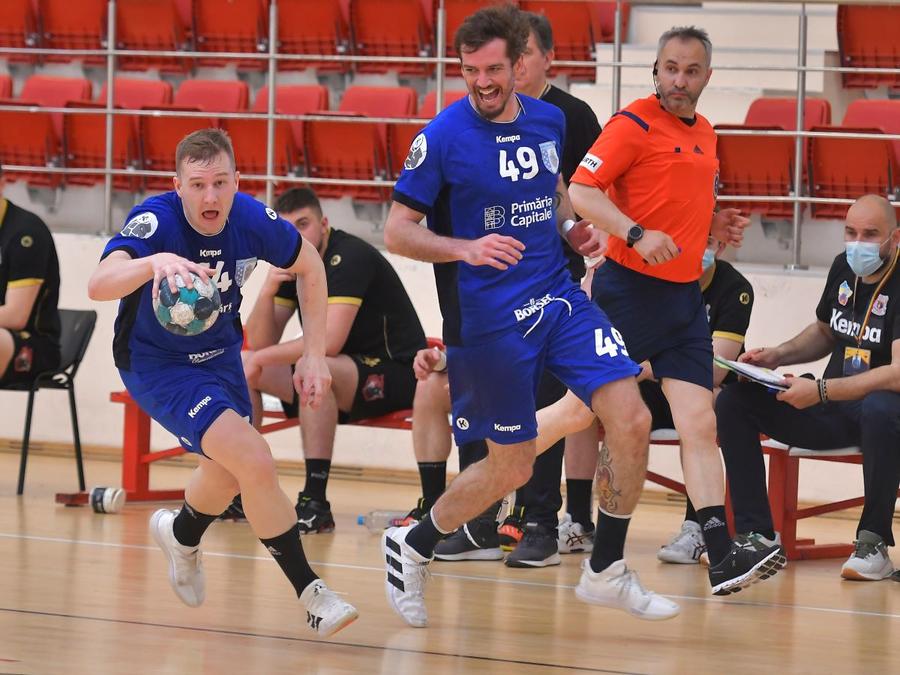 Marko Davidovic (stânga) într-un meci din 2020, pe când evolua la CSM București Foto: sportpictures Steaua și-a găsit antrenor. Este un sârb care a pregătit Libia și Sri Lanka!