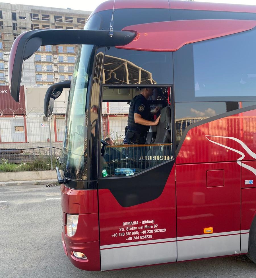 Un jandarm a intrat în autocarul care a adus la stadion participanții de la Adunarea Generală a FRF de astăzi // foto: Remus Dinu, GSP România - Bulgaria 0-0 » Fără gol, test picat în Ghencea! Am fost „mămălicki” cu două săptămâni înainte de EURO