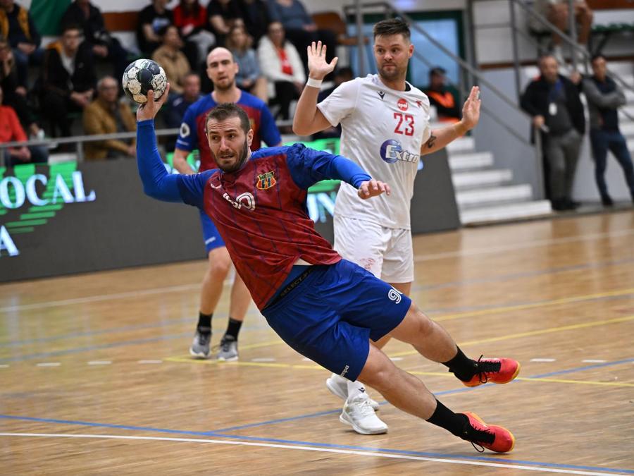 Nemanja Grbovic (Steaua) în acțiune în meciul cu Valur din EHF European Cup Foto: sportpictures Steaua și-a găsit antrenor. Este un sârb care a pregătit Libia și Sri Lanka!