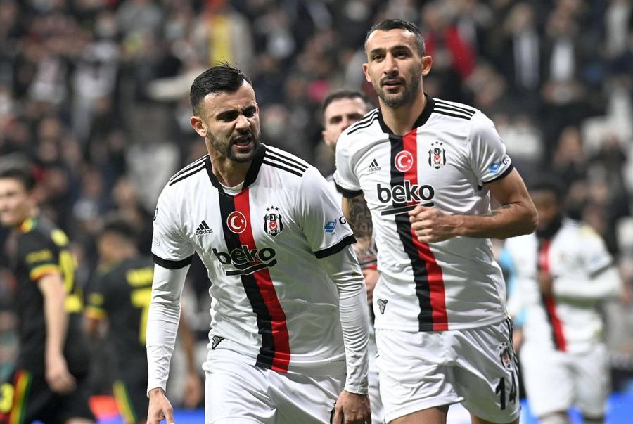 Mehmet Topal (dreapta) în tricoul lui Beșiktaș, în 2021. Foto: Imago Images Petrolul l-a dat afară pe Laszlo Balint! Se pregătește venirea turcilor