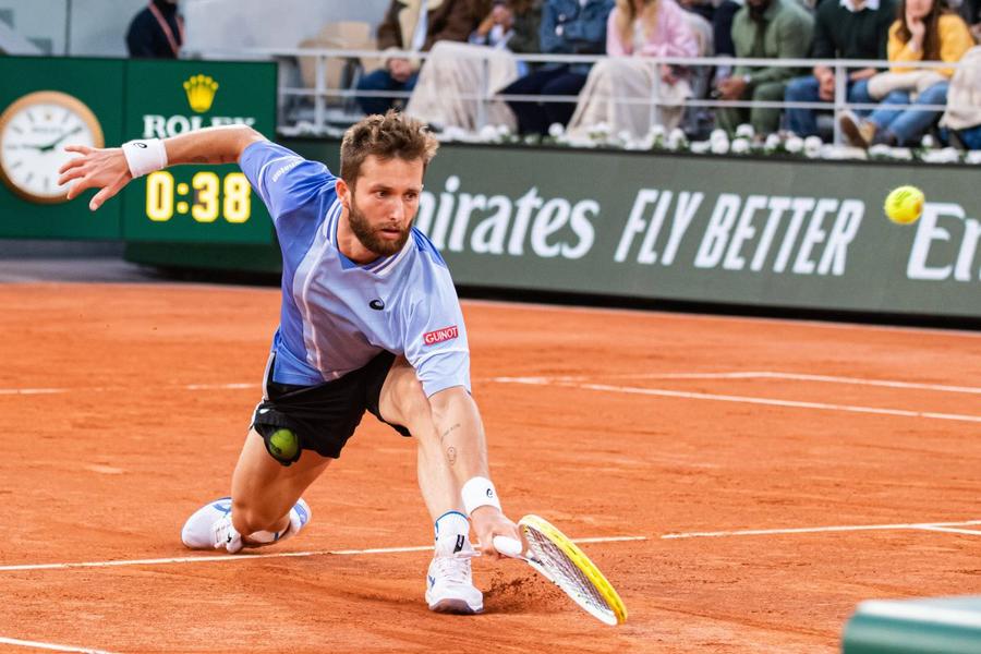Corentin Moutet la Roland Garros 2024 Foto: Imago Apariția unui rebel » Povestea talentatului „bad boy” Corentin Moutet: nervi nestăpâniți, o dispută neconvențională cu o arbitră din România, dar și ovațiile unei arene întregi la Roland Garros