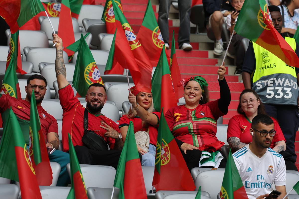 Cristiano a pus stăpânire pe München! Mii de tricouri ale Portugaliei, doar cu numele lui CR7