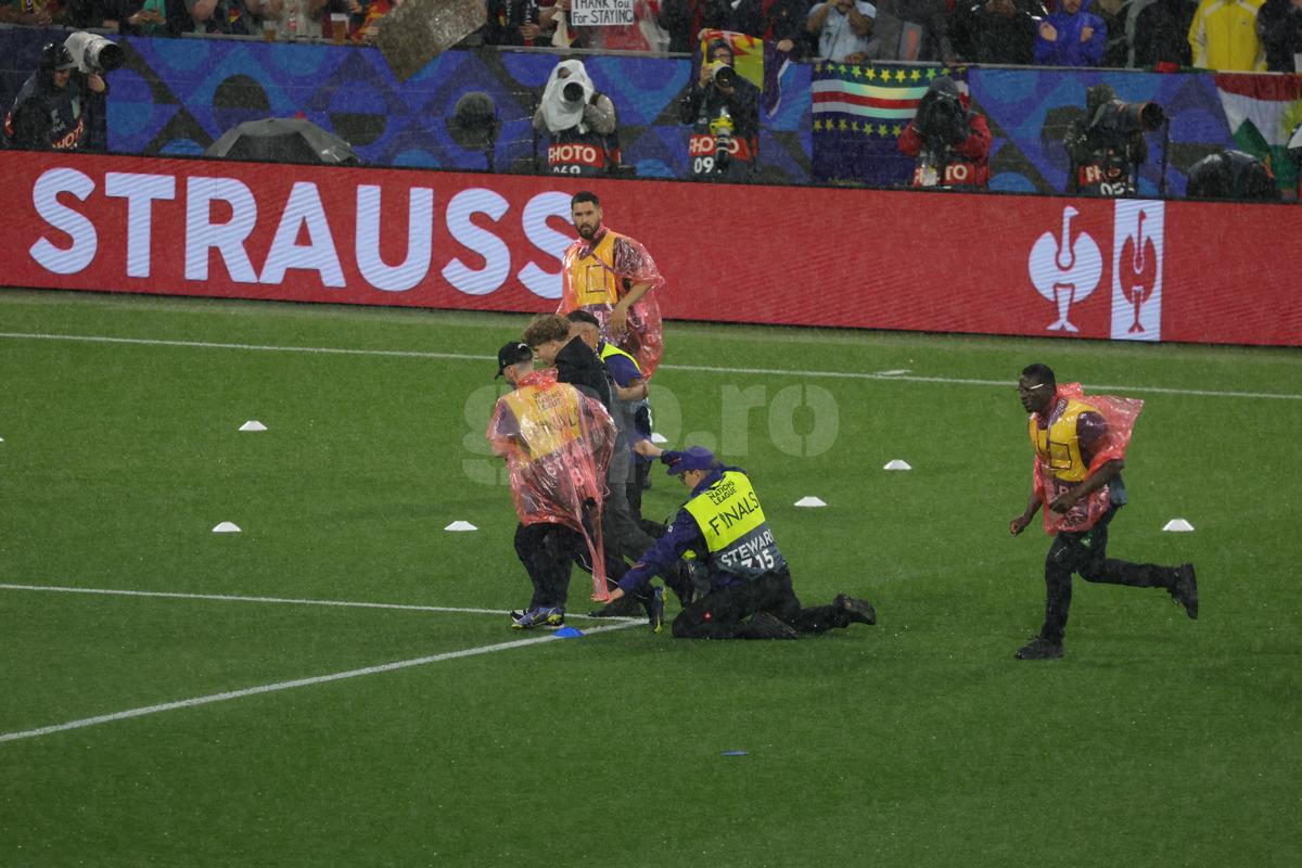 Cristiano Ronaldo asaltat de un suporter inainte de meci
