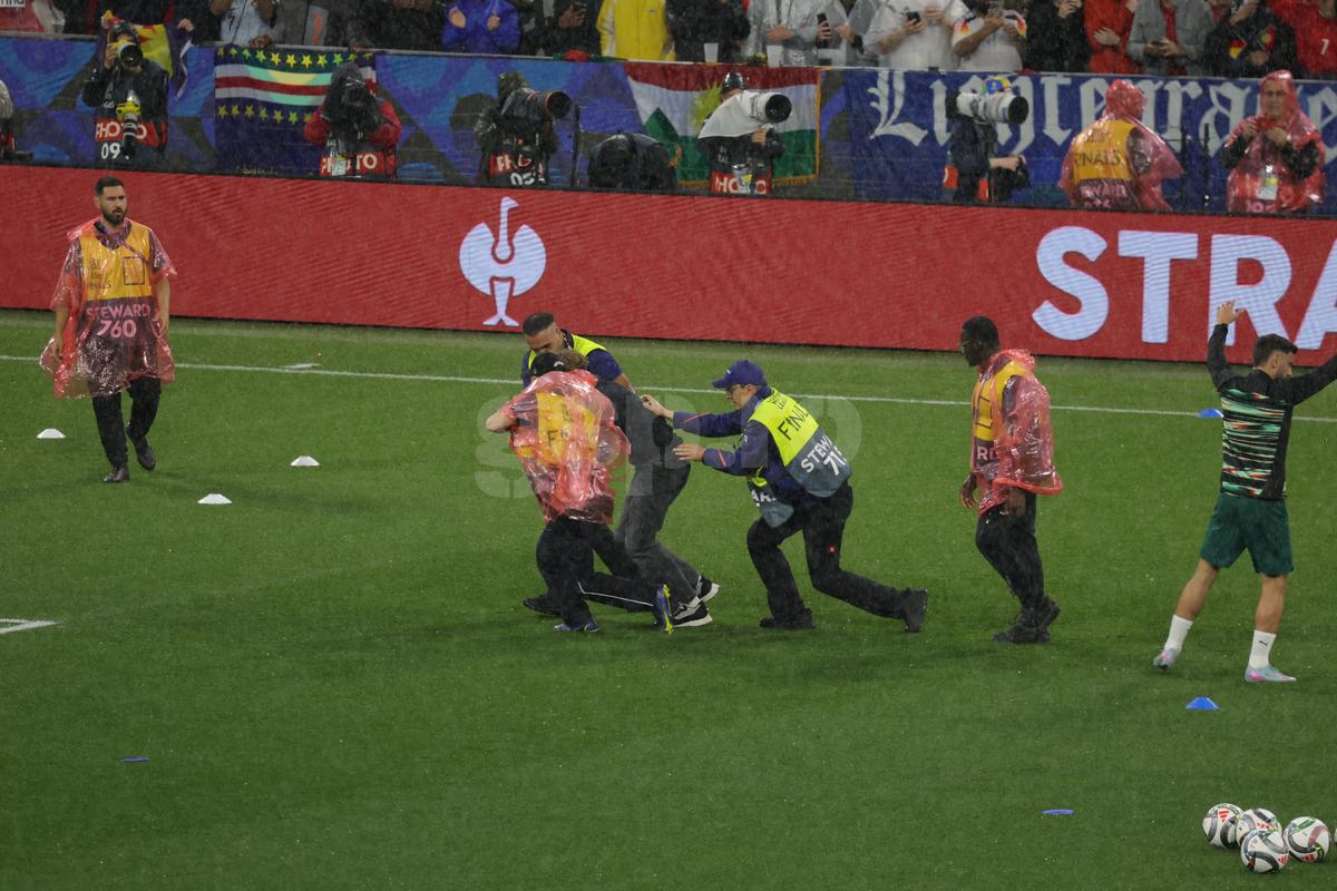 UEFA nu vrea să mai vadă astfel de momente, dar n-a putut fi evitat! Ce s-a întâmplat înainte de Germania - Portugalia
