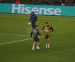 Oamenii de ordine au avut serios de furcă cu fanii care își doreau o poză cu Cristiano Ronaldo. Foto: Ionuț Iordache (GSP.RO)