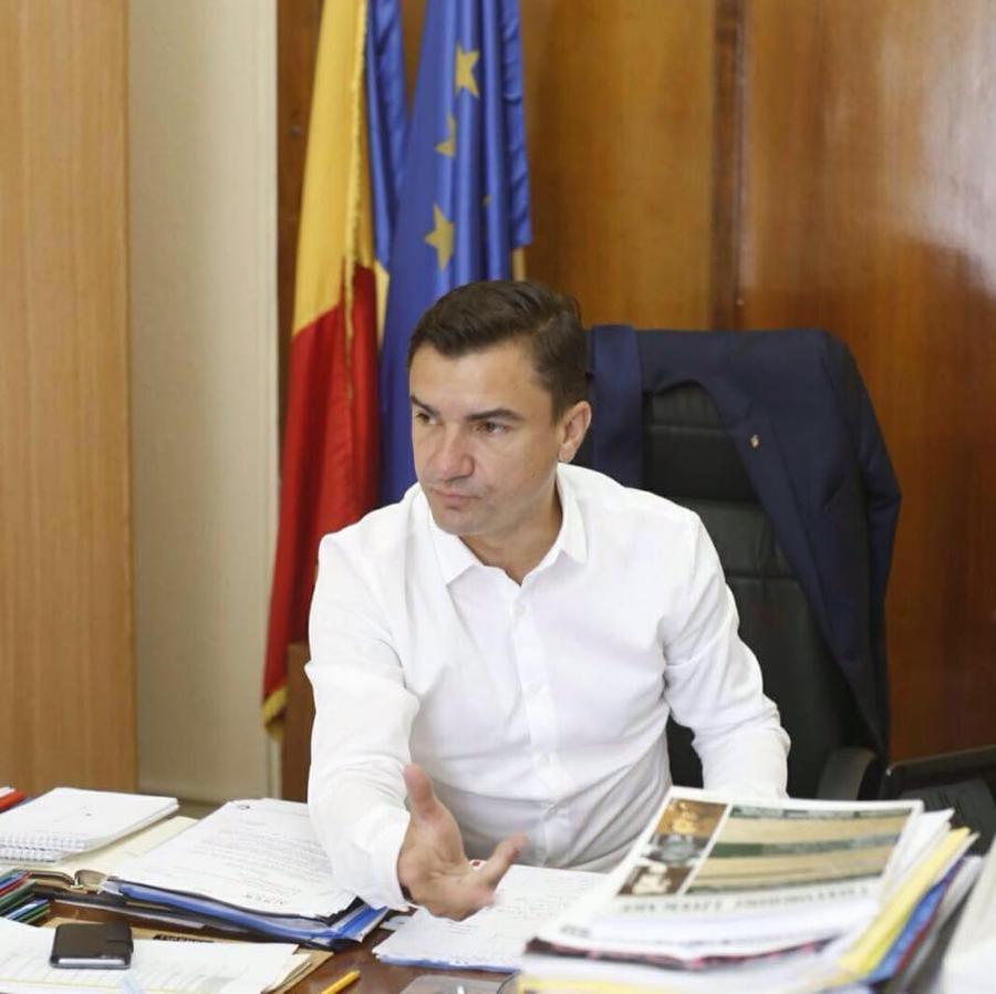 Mihai Chirica, primarul din Iași Război TOTAL! Primarul din Iași îl jignește pe Florin Prunea, după acuzațiile de blat: „Un distilat penibil! Prindea mingi, acum prinde fluturi”