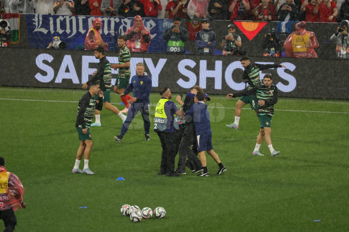 Cristiano Ronaldo asaltat de un suporter inainte de meci