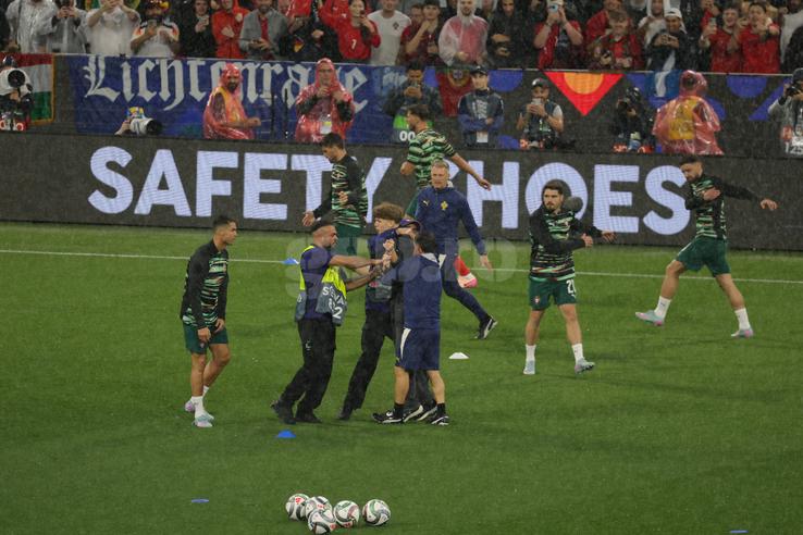 Oamenii de ordine au avut serios de furcă cu fanii care își doreau o poză cu Cristiano Ronaldo. Foto: Ionuț Iordache (GSP.RO)
