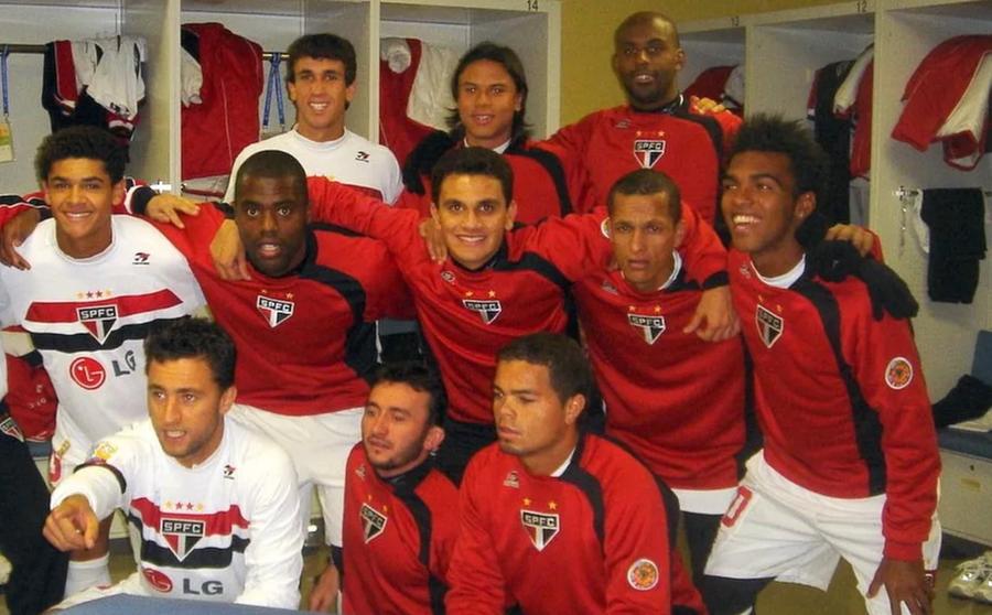 Flavio Donizete (primul din stânga de pe al doilea rând) în echipa cu care Sao Paulo câștiga Copa Libertadores și Cupa Mondială a Cluburilor / Foto: Arhiva personală Mărturia fotbalistului ruinat de droguri: „Îmi cheltuiam toți banii și familia făcea foamea acasă. Pentru cocaină mi-am vândut ceea ce dorisem în carieră atât de mult!”