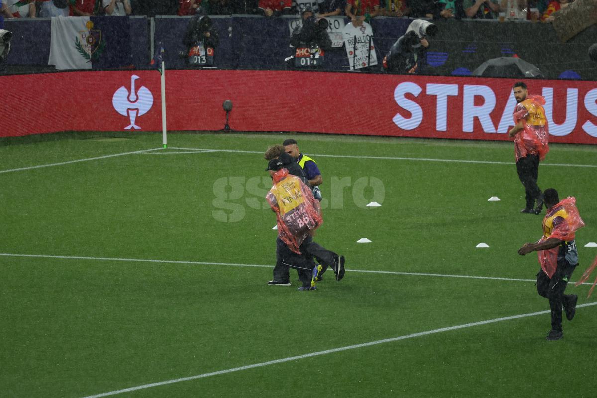 Cristiano Ronaldo asaltat de un suporter inainte de meci