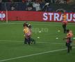 Oamenii de ordine au avut serios de furcă cu fanii care își doreau o poză cu Cristiano Ronaldo. Foto: Ionuț Iordache (GSP.RO)