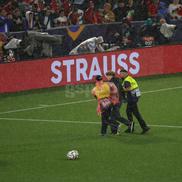 Oamenii de ordine au avut serios de furcă cu fanii care își doreau o poză cu Cristiano Ronaldo. Foto: Ionuț Iordache (GSP.RO)