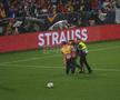 Oamenii de ordine au avut serios de furcă cu fanii care își doreau o poză cu Cristiano Ronaldo. Foto: Ionuț Iordache (GSP.RO)