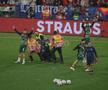 Oamenii de ordine au avut serios de furcă cu fanii care își doreau o poză cu Cristiano Ronaldo. Foto: Ionuț Iordache (GSP.RO)