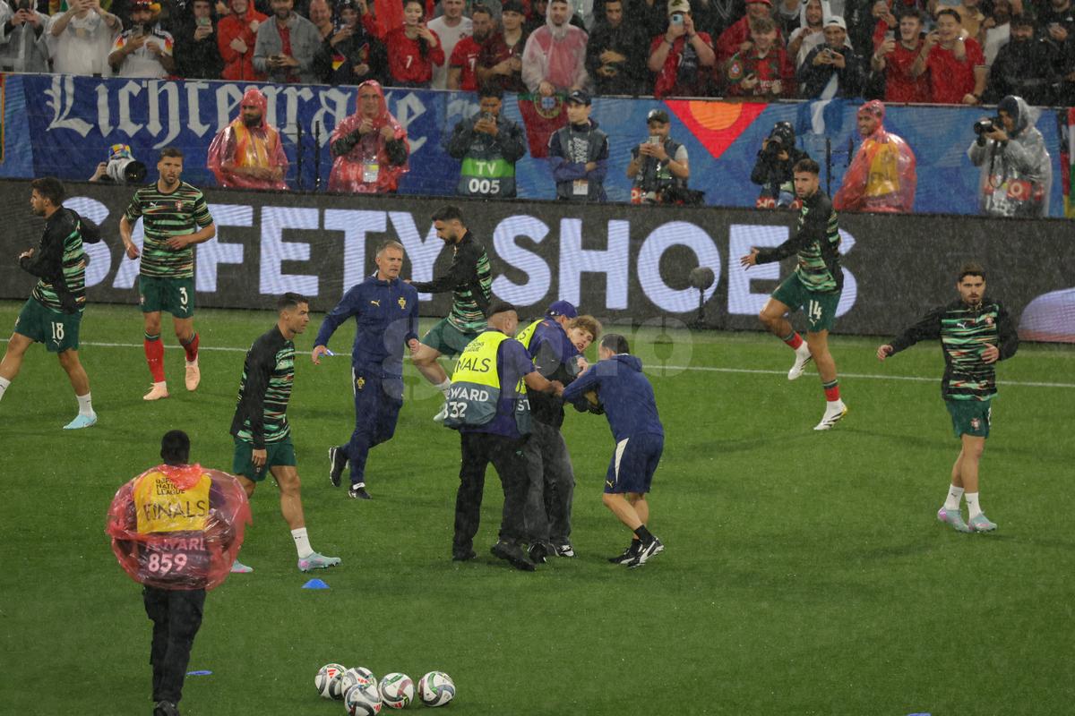 Cristiano Ronaldo asaltat de un suporter inainte de meci
