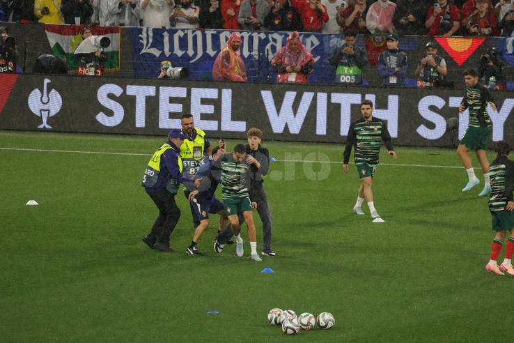 Oamenii de ordine au avut serios de furcă cu fanii care își doreau o poză cu Cristiano Ronaldo. Foto: Ionuț Iordache (GSP.RO)
