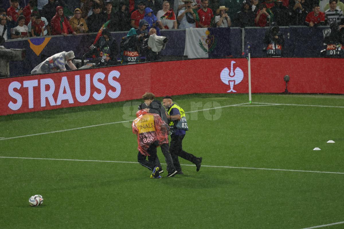 Cristiano Ronaldo asaltat de un suporter inainte de meci