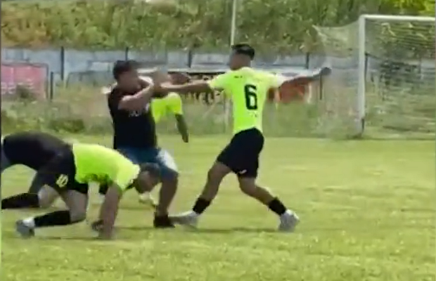 Între timp, în România » Bătaie generală între fotbaliști și spectatori, la 3-2 pentru gazde. Arbitrii s-au refugiat și au sunat la 112! + Meci pierdut pentru ambele echipe