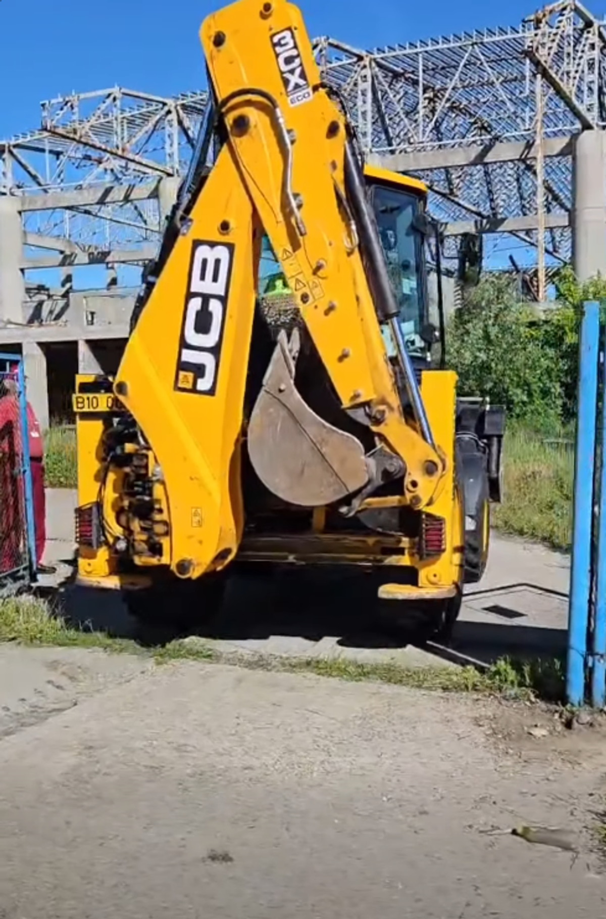 După 14 ani de abandon, lucrările sunt reluate printre buruieni! În ce stadiu e polivalenta de 22 milioane de euro