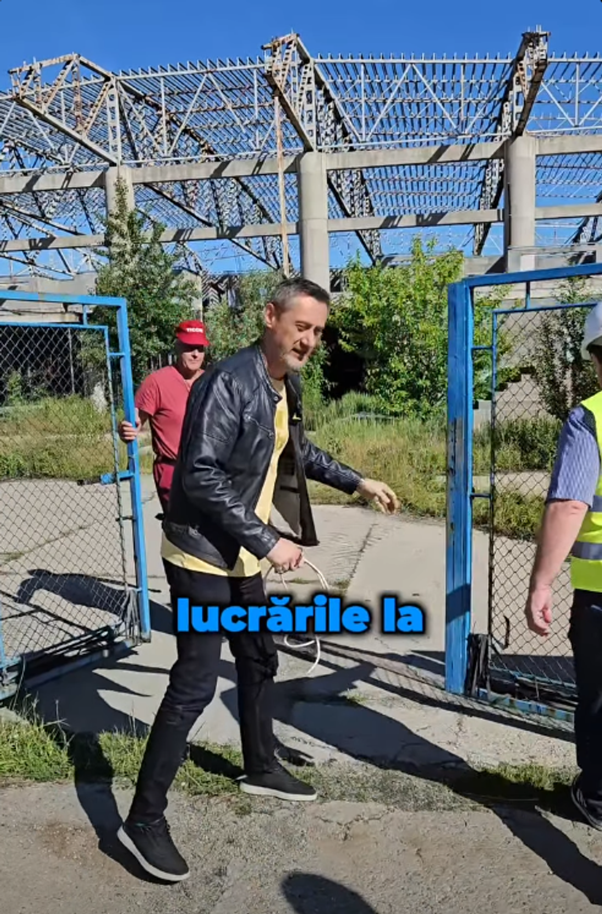 După 14 ani de abandon, lucrările sunt reluate printre buruieni! În ce stadiu e polivalenta de 22 milioane de euro
