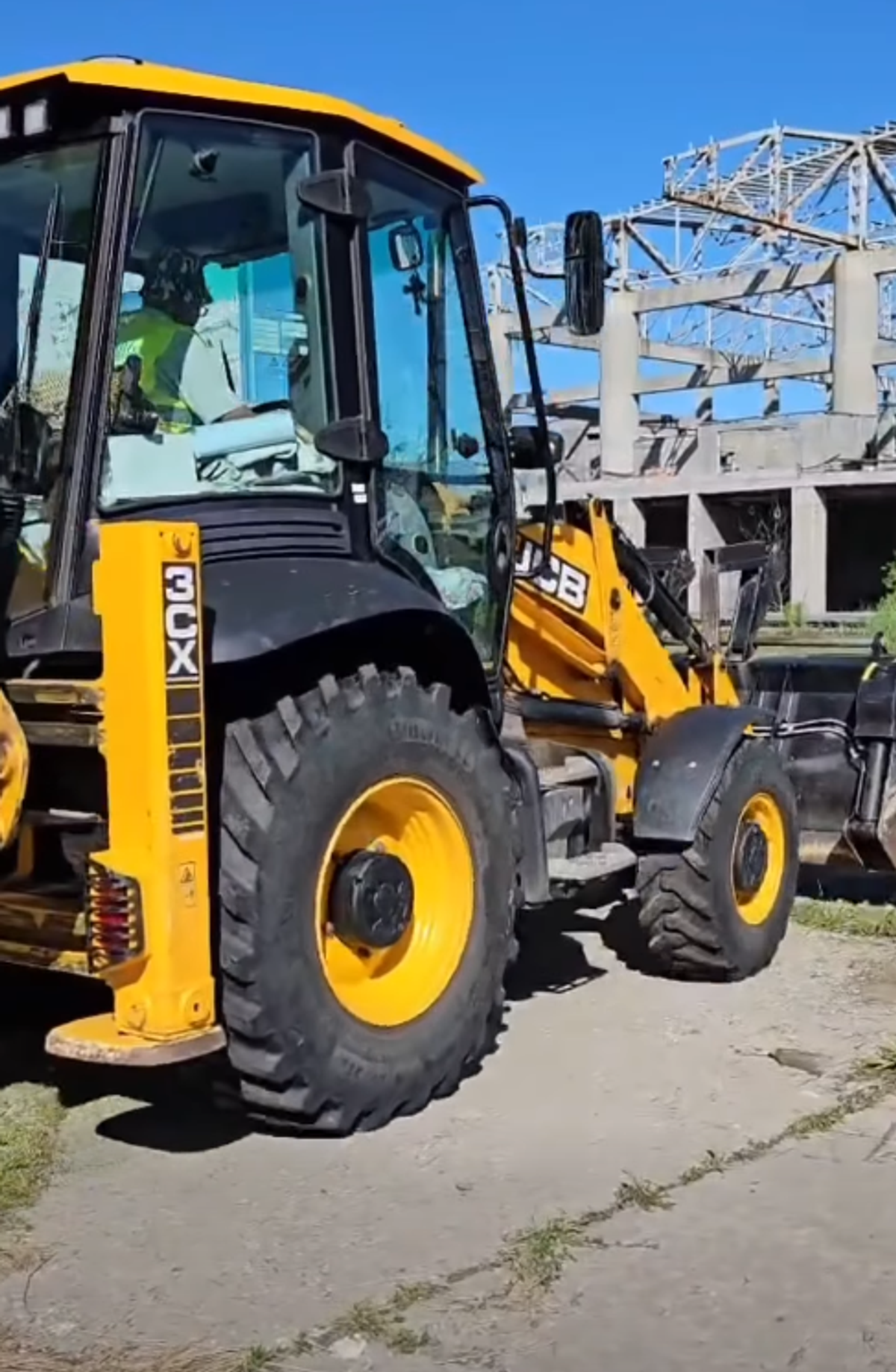 După 14 ani de abandon, lucrările sunt reluate printre buruieni! În ce stadiu e polivalenta de 22 milioane de euro